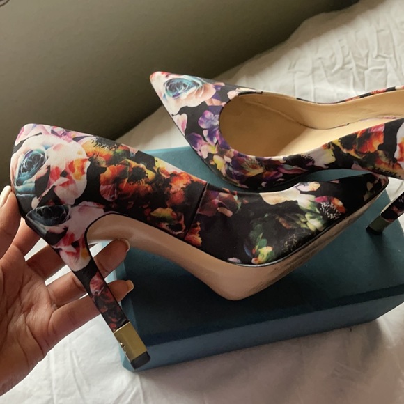 Floral GUESS high hills👌 - Picture 2 of 5